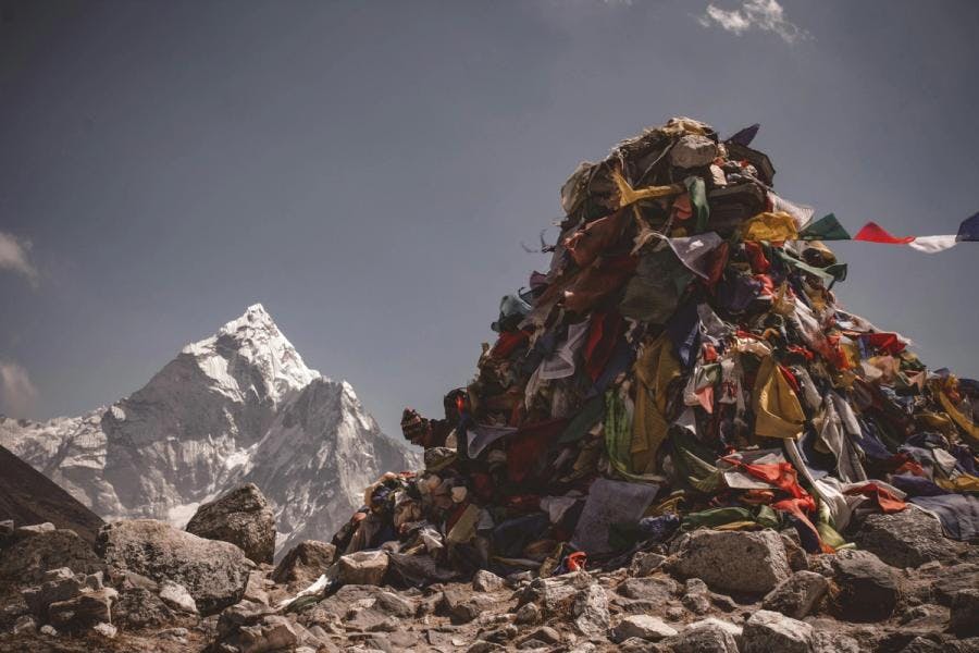 Duży stos śmieci w górach