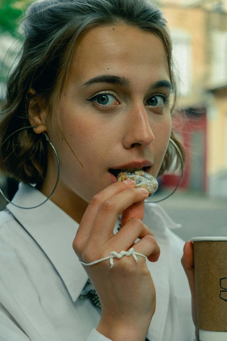 Kobieta jedząca ciasteczko